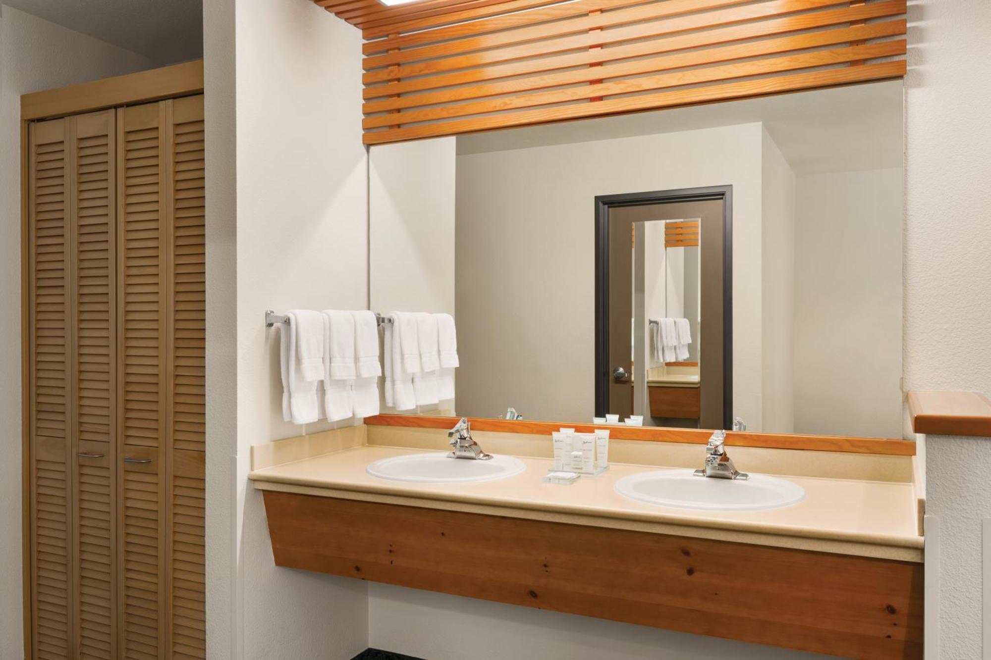 Hotel Radisson Airport 3*