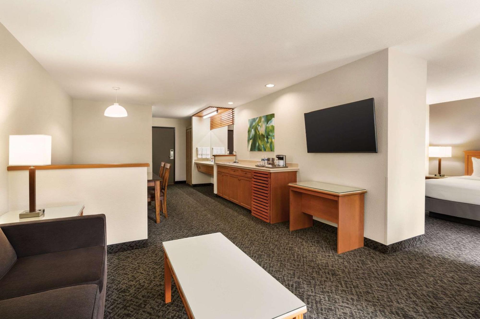 Radisson Airport Hotel 3*
